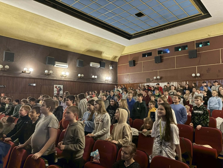 ZAJ�CIA W KINIE TOMI