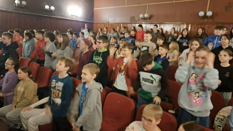 ZAJ�CIA W KINIE TOMI