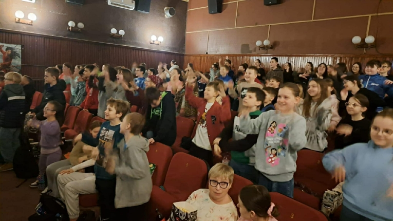 ZAJ�CIA W KINIE TOMI