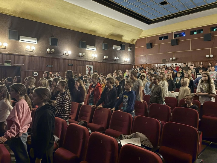 ZAJ�CIA W KINIE TOMI