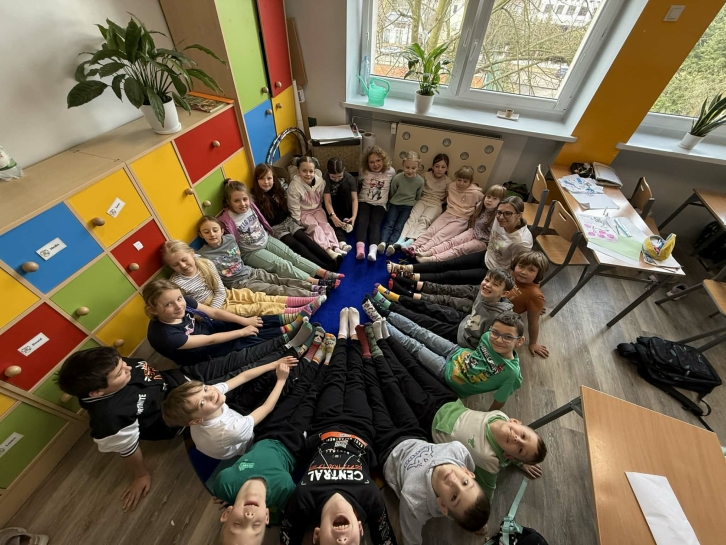 DZIE� KOLOROWEJ SKARPETKI