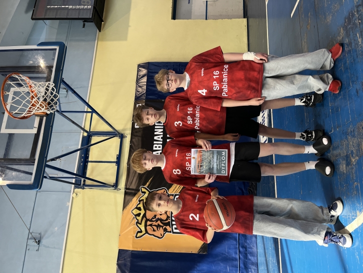 SREBRNY PӣFINA� WOJEW�DZKI W KOSZYK�WCE 3x3 CH�OPC�W