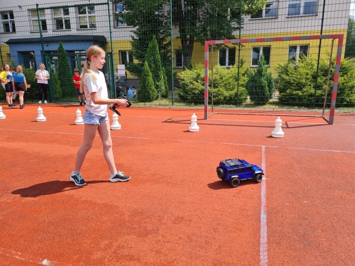 uczniowie na lekcji techniki