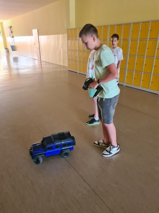 uczniowie na lekcji techniki