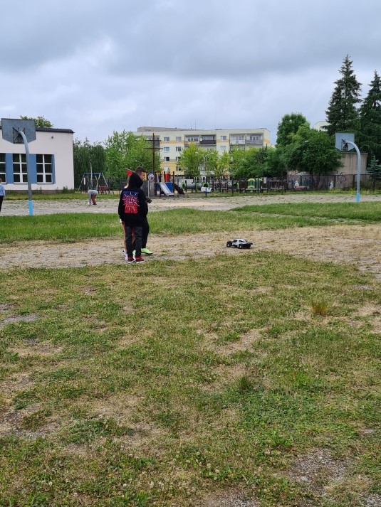 uczniowie na lekcji techniki