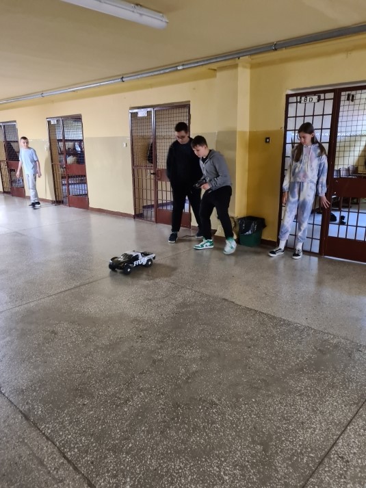 uczniowie na lekcji techniki