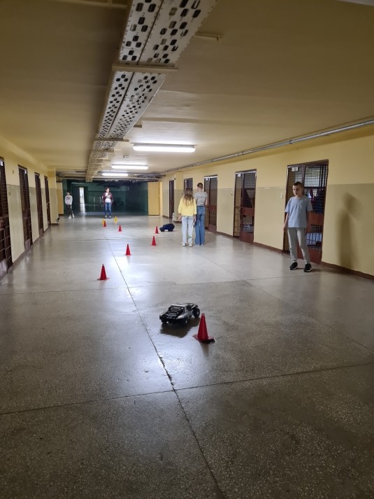 uczniowie na lekcji techniki
