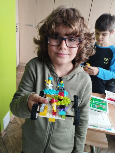 Dzieci z klasy 3d podczas zaj technicznych wykorzystuj klocki Lego.