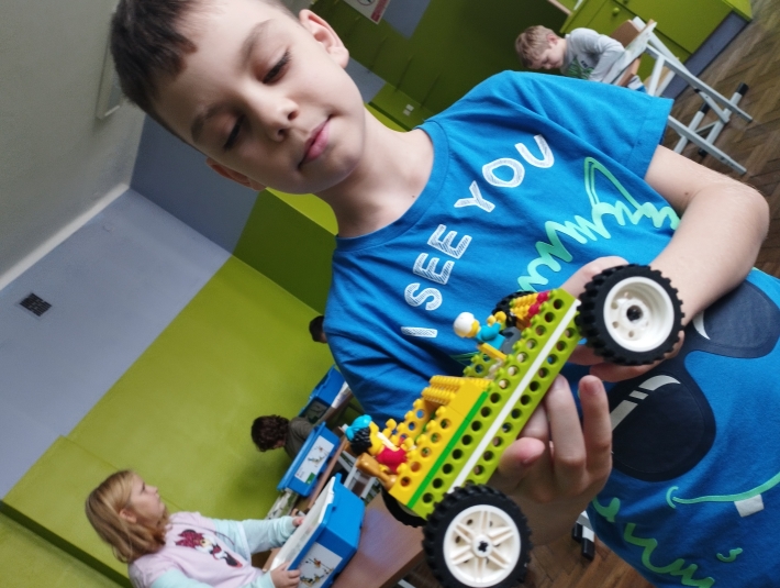 Dzieci z klasy 3d podczas zaj technicznych wykorzystuj klocki Lego.
