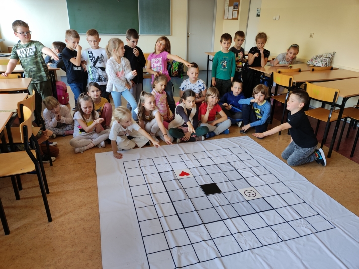 uczniowie na zajciach
