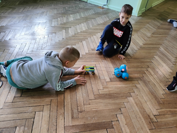 uczniowie na zajciach