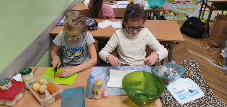 uczniowie na zajciach