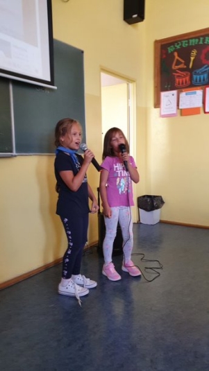 uczniowie na zajciach