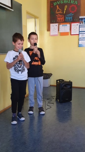 uczniowie na zajciach