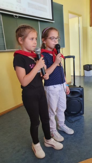 uczniowie na zajciach